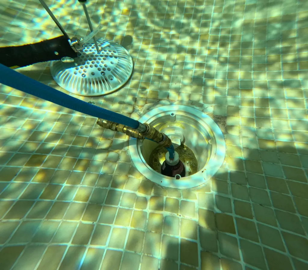 Recherche de fuite de piscine : mise en pression de la bonde de fond en plongée